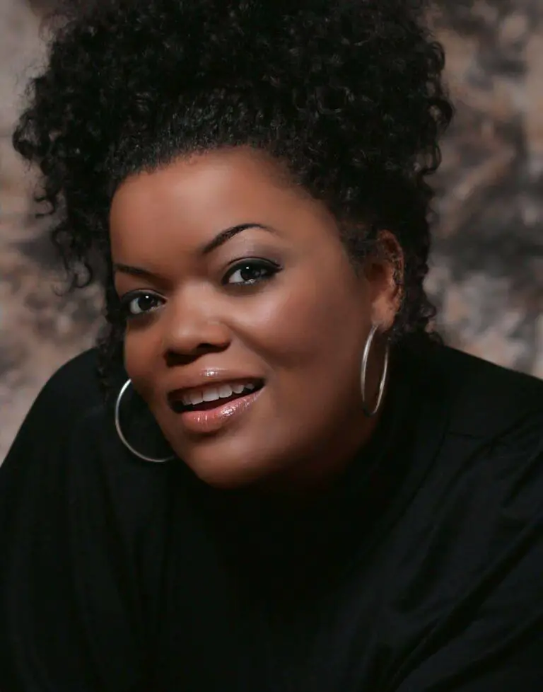 Interview with Yvette Nicole Brown on The Curvy Fashionista