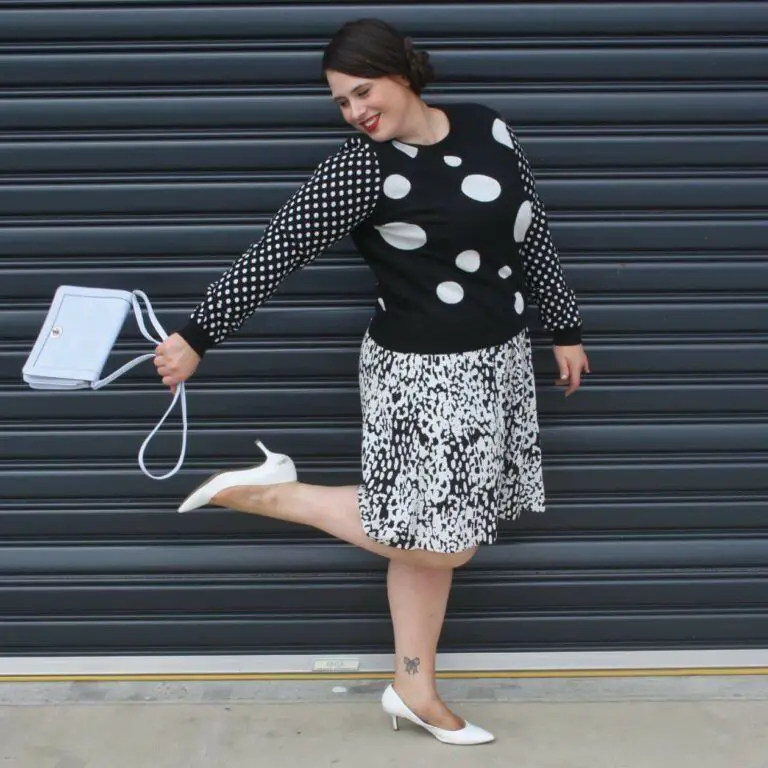 This is Ashley Rose plsu size blogger spotlight on The Curvy Fashionista