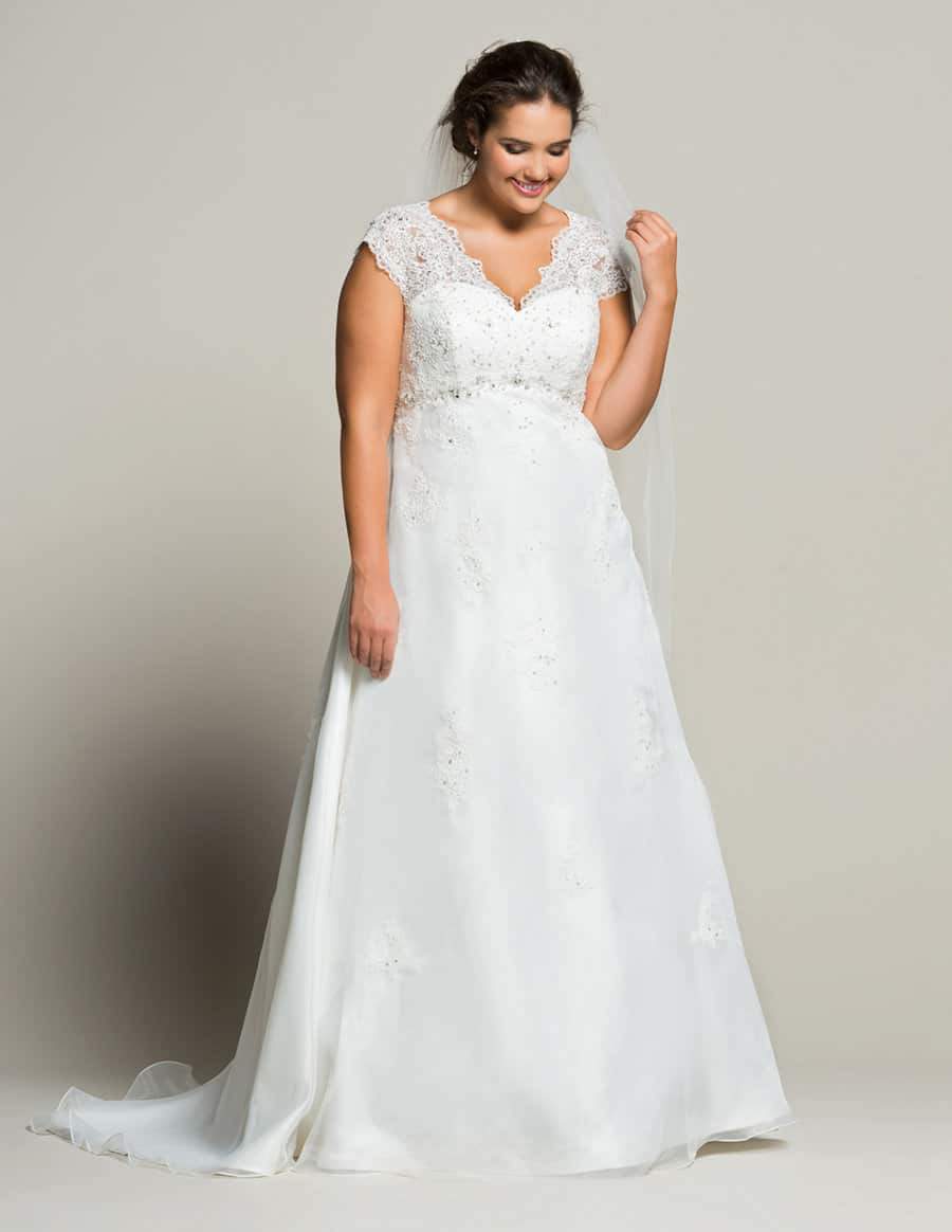 Navabi Launches Their Plus Size Bridal Boutique with Linzi Jay via TheCurvyFashionista.com #TCFStyle