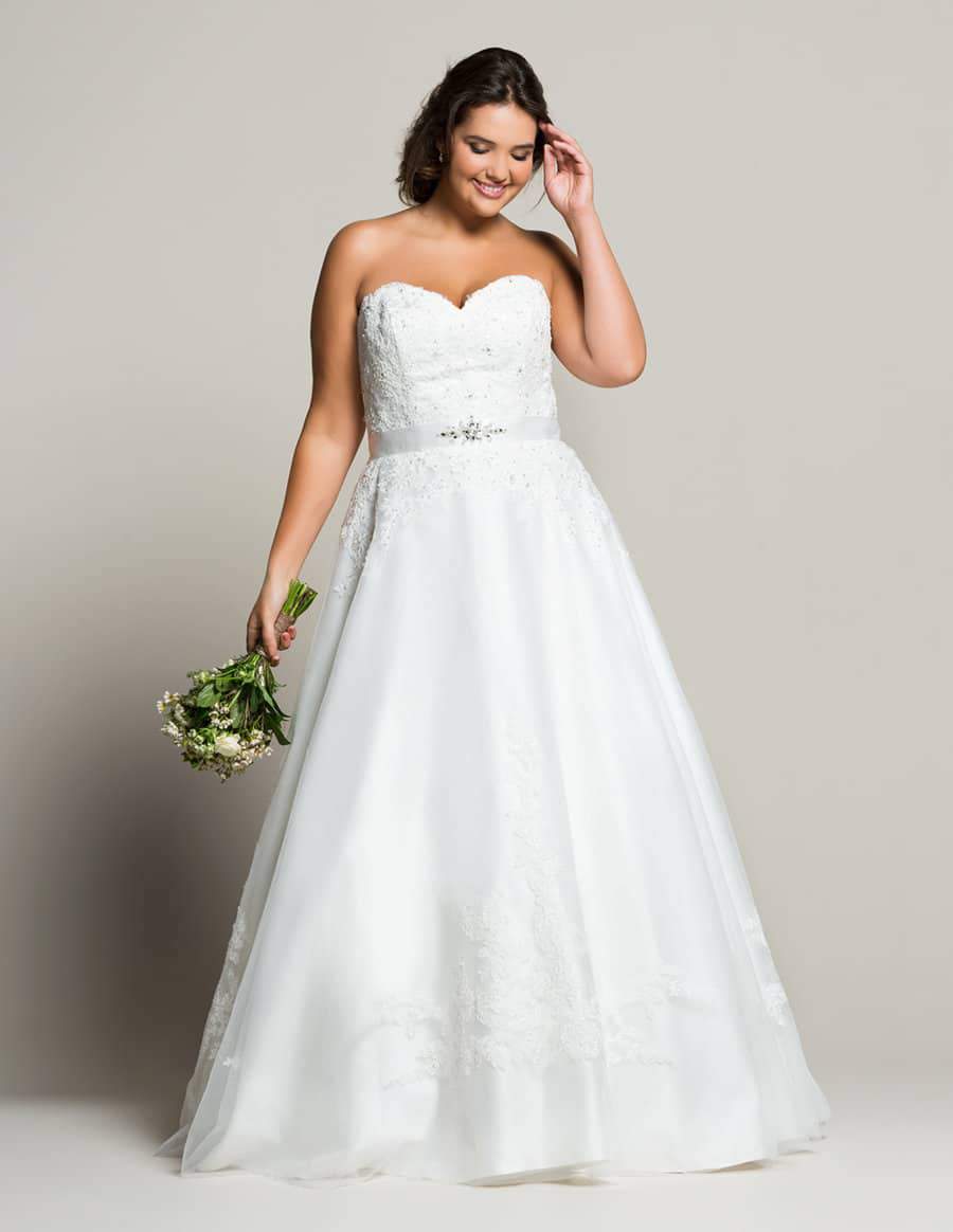 Navabi Launches Their Plus Size Bridal Boutique with Linzi Jay via TheCurvyFashionista.com #TCFStyle