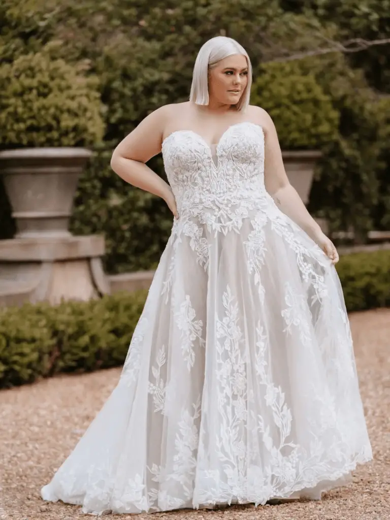 curvy bride