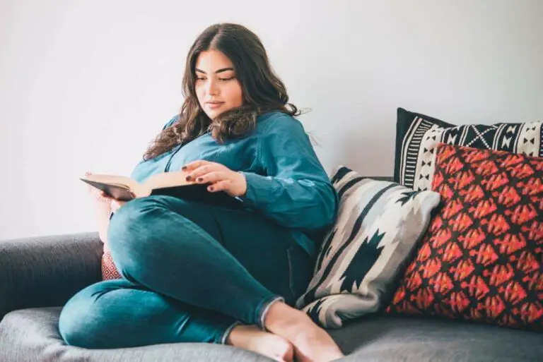 plus size woman reading