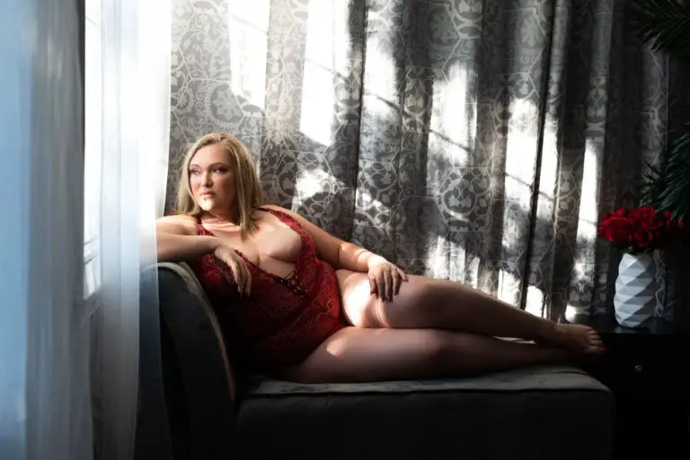 Looking to do a holiday boudoir shoot as a gift to a loved one? 