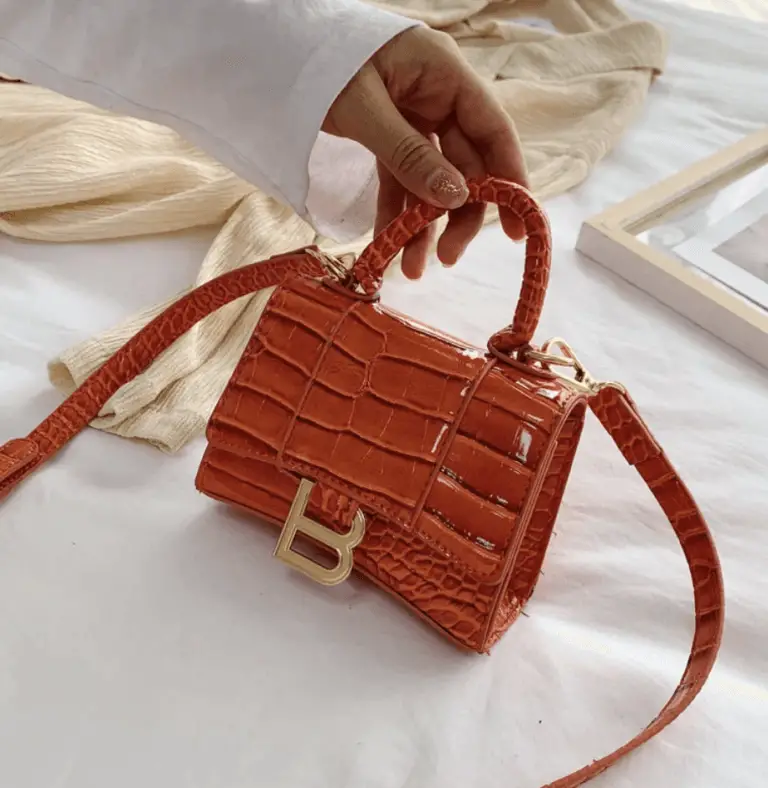 3 Easy Ways to Style A Crossbody Bag
