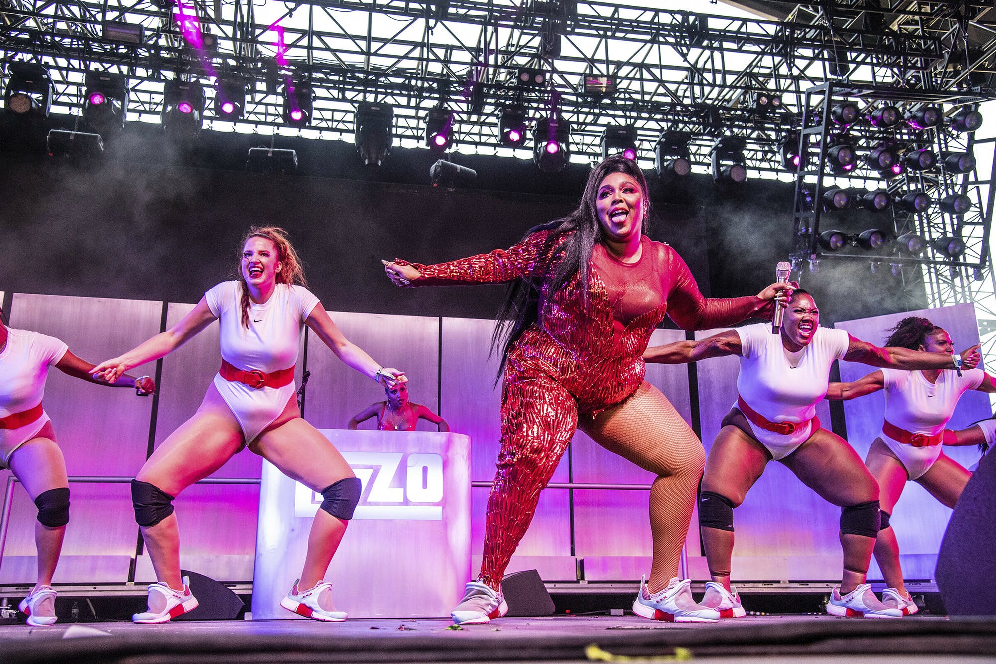 lizzo-performing-on-stage-with-her-dance-team-big-grrls