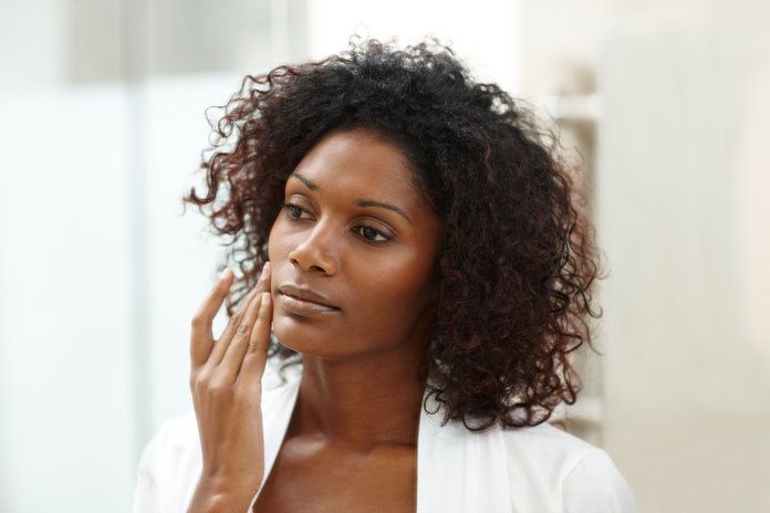 Black woman applying skincare.
Transepidermal Water Loss