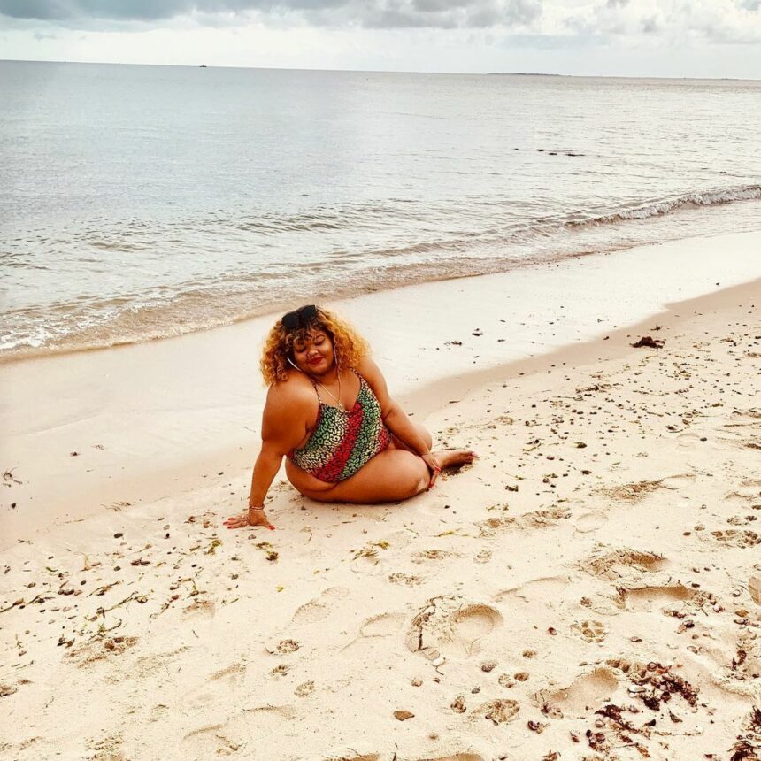 All Bodies Are Bikini Bodies: And These 10 Plus Size Influencers Prove It : Image of Toni Wilson at the beach