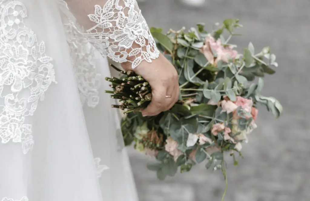 Plus size bride With the wedding bouquet