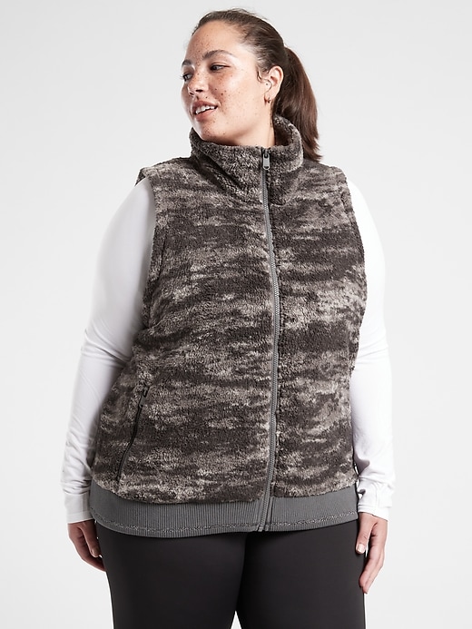 Athleta's Tugga Vest featured in Curvy Adventures Hiking article in The Curvy Fashionista
