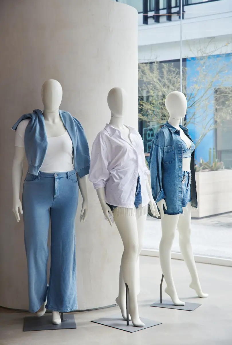 Good-American-Flagship-STore-in-Los-Angeles-18 تستمر العلامات التجارية لصناعة الأزياء في الحجم الزائد