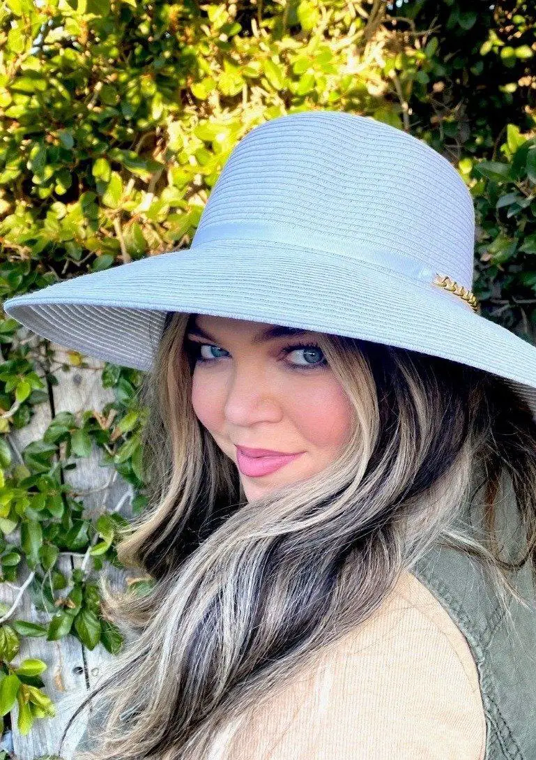 Santorini_SunHat_White_af3ec772-0c97-49e1-a835-ab1435995a93.jpgv1634681125 القبعات الأكثر أناقة للرؤوس الكبيرة والشعر الكبير للصيف!