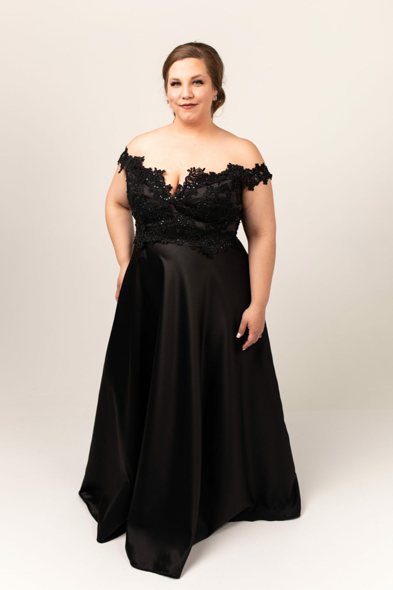 Hannah Caroline Couture is hosting a spectacular plus size Bridal Sample Sale, and you won't want to miss out on this chance to find the gown of your dreams.