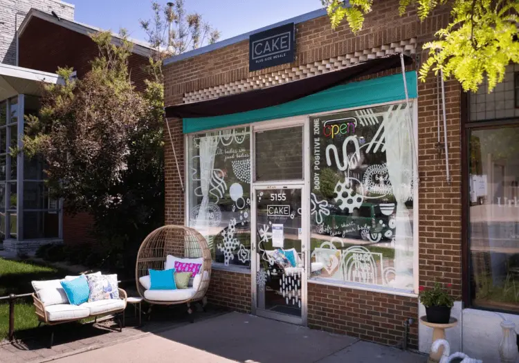 2019-06-06CakePlusSizestorephoto-1-750x525 تنظيف الربيع خزانتك؟ إليك كيفية إعادة بيع ملابسك ذات المقاسات الكبيرة نقدًا (أو بموضوعات جديدة!)