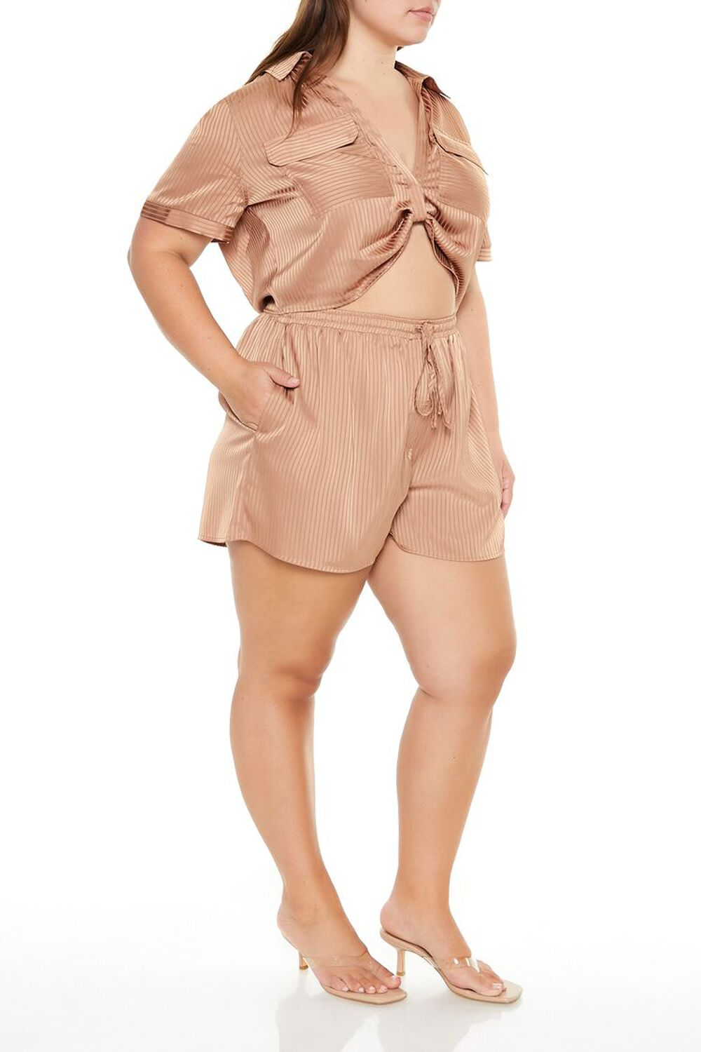 Plus-Size-Satin-Drawstring-Shorts- 10 من أفضل السراويل القصيرة للسيدات ذوات المقاسات الكبيرة التي يمكنك ارتداؤها في الصيف