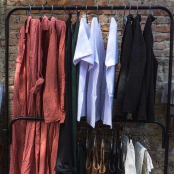 clothesonhangers-350x350 كيفية بناء خزانة كبسولة مستدامة زائد الحجم