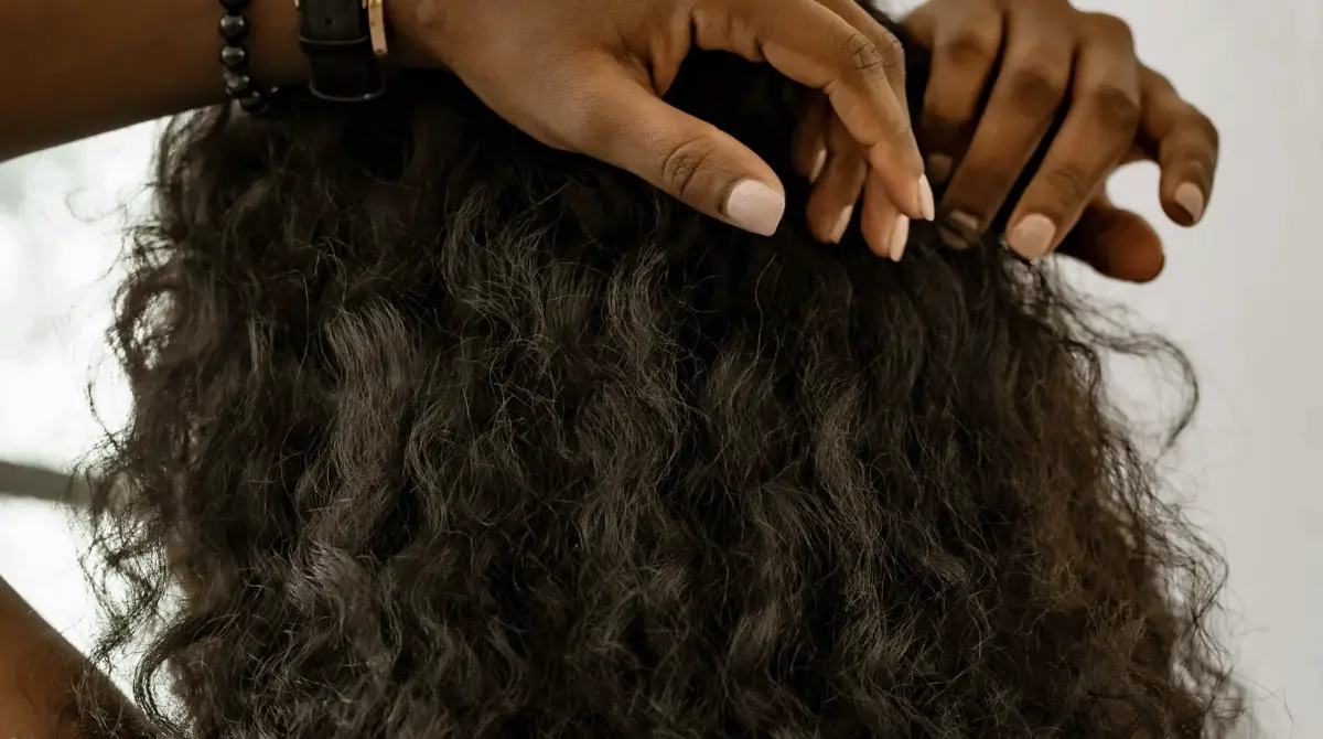 curly-hair-beauty-hacks 5 اختراقات تجميل بسيطة يجب أن تحاول