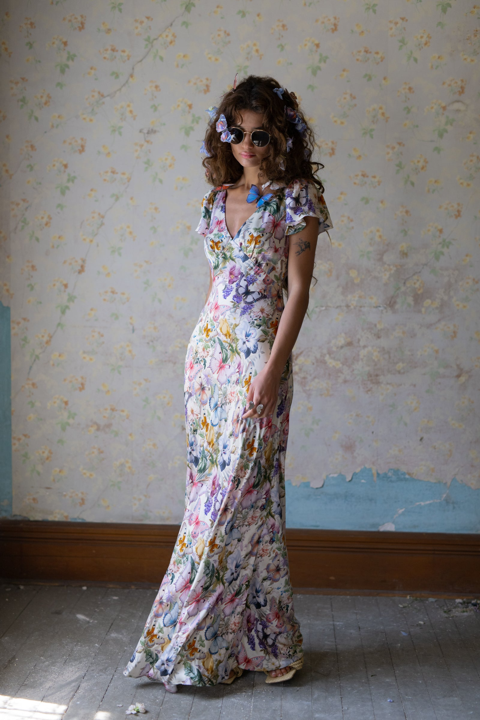 The-Butterfly-Botanics-Flutter-Slip-Dress 20 ثيابًا مثالية زائد حجم الربيع لتحديث خزانة ملابسك هذا الموسم