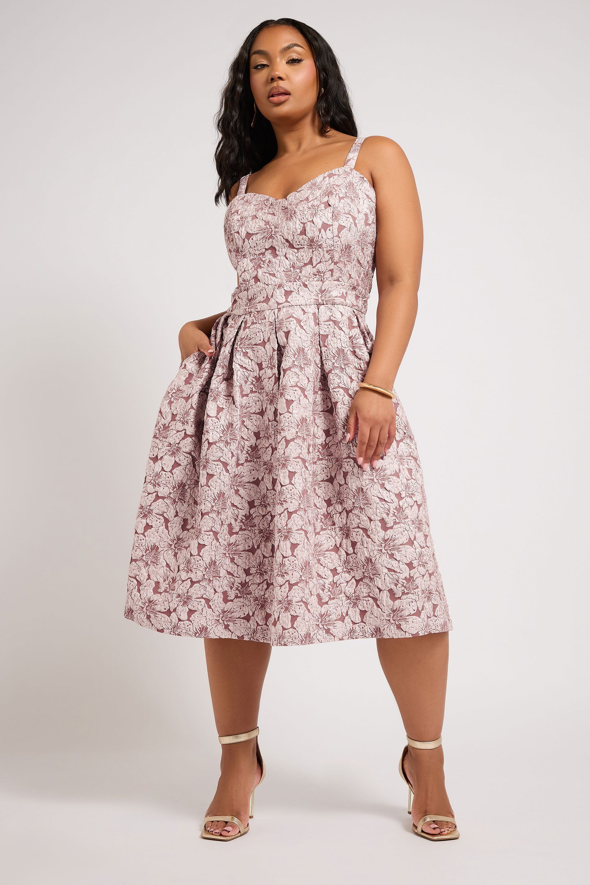 YOURS-LONDON-Curve-Pink-Floral-Jacquard-Sweetheart-Prom-Dress- 20 ثيابًا مثالية زائد حجم الربيع لتحديث خزانة ملابسك هذا الموسم