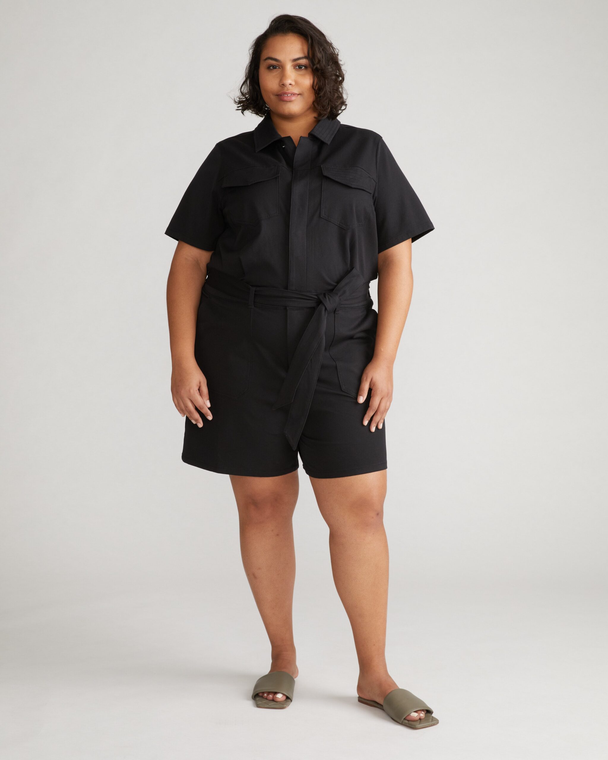 Chill_Twill_Shirt_Jumpsuit_Black_USJS1588_001_001_001.jpgv1711740367-scaled أكثر من 5+ ملابس العطلات التي تستحق تمريرة الصعود إلى الطائرة