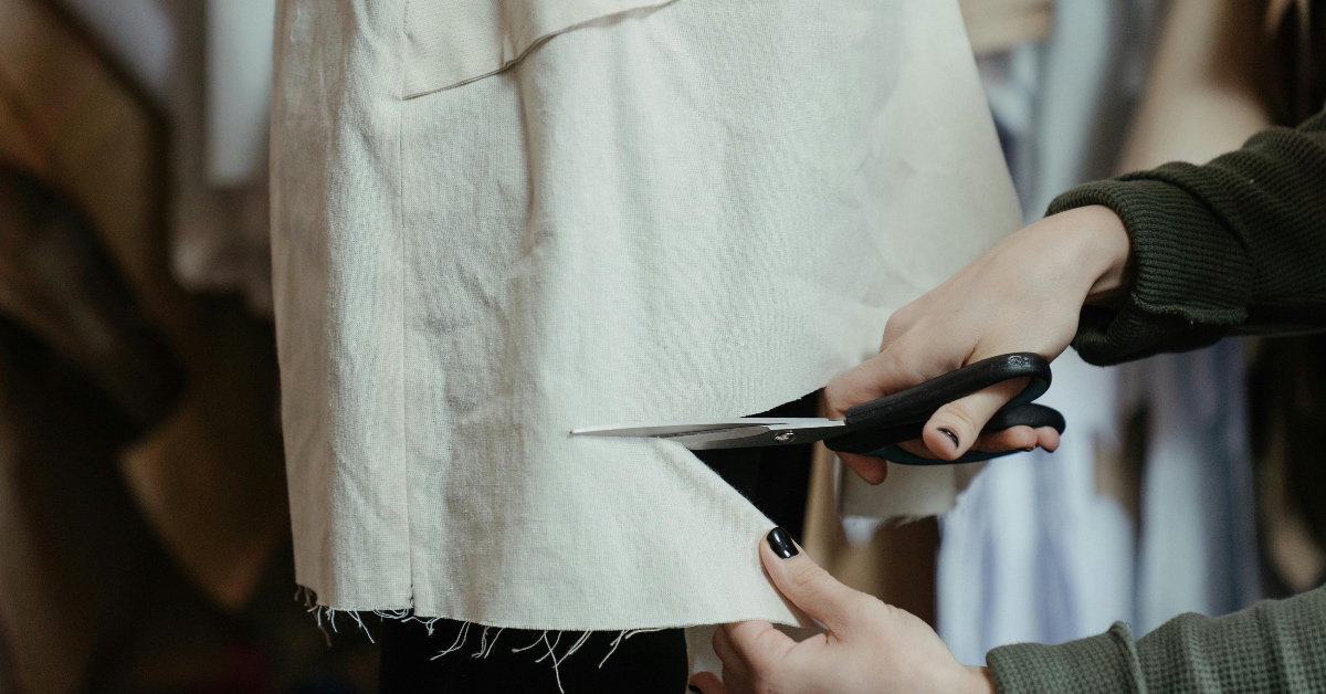 pexels-cottonbro-4620631-2 upcycle مثل المحترف: القطع ، غرزة ، ذبح