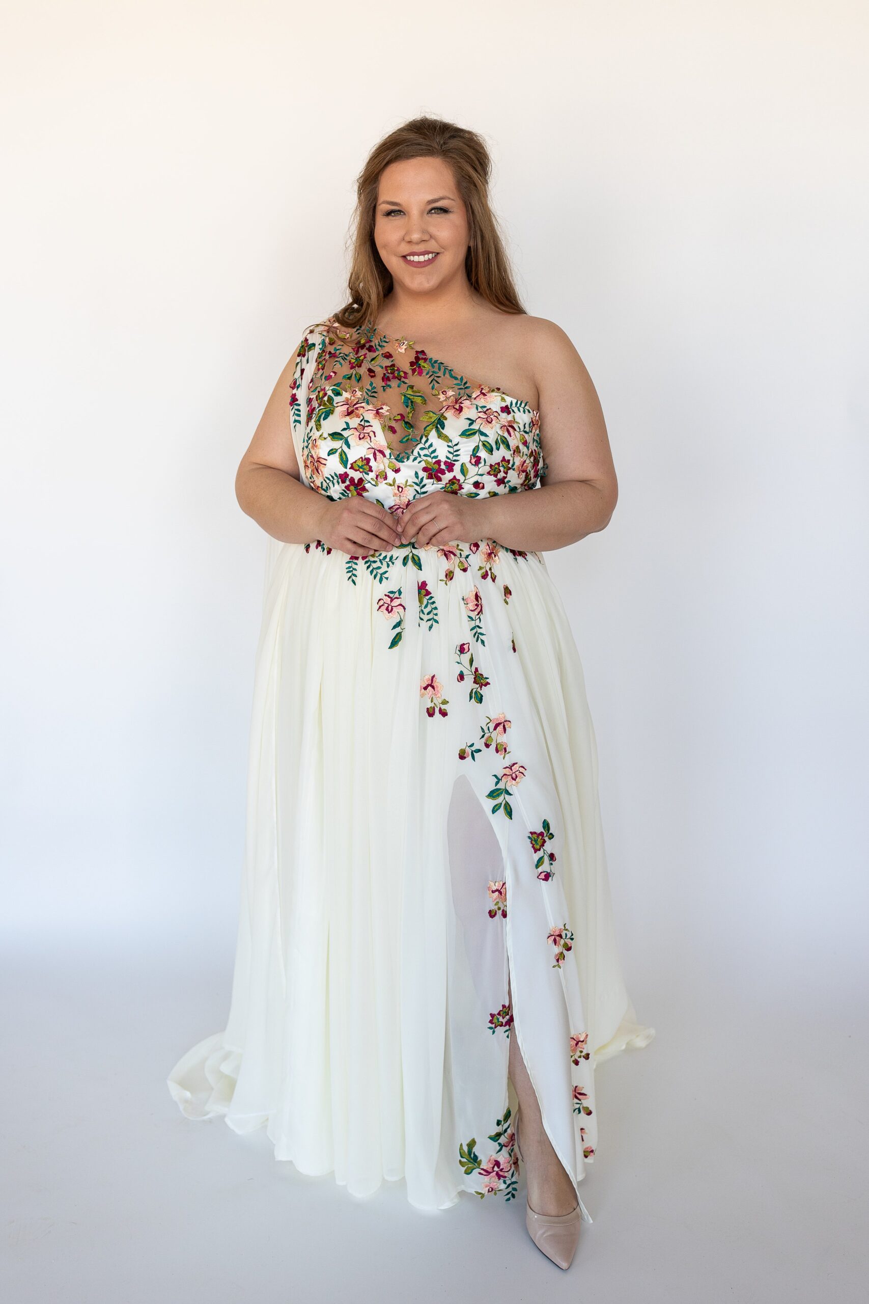 CoraGown-HCC2024-WEB-NathanielJensenPhotography-OmahaNebraskaPhotographer-307_6.jpgv1716499389-scaled فساتين الزفاف غير التقليدية زائد الحجم التي تجلب الدراما (والفرح!)
