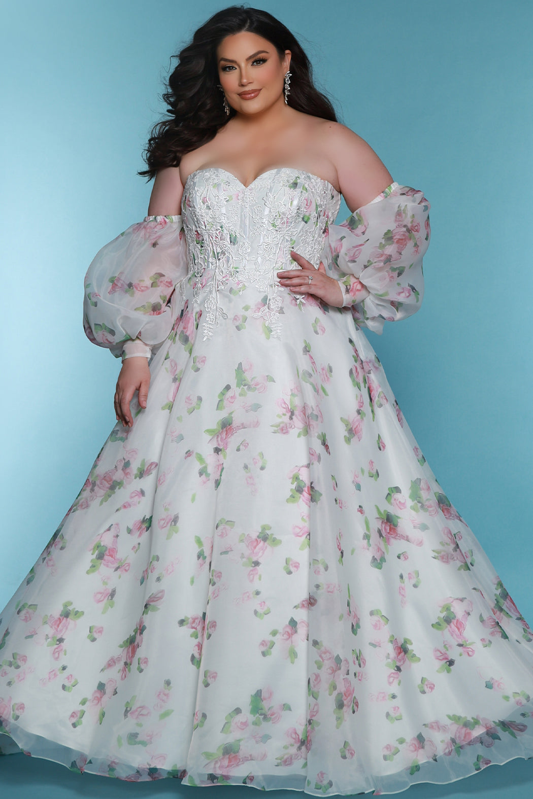 SC5323-front-web_17a01fe2-4895-4525-8360-79b156d4e5b7.jpgv1699314550 فساتين الزفاف غير التقليدية زائد الحجم التي تجلب الدراما (والفرح!)