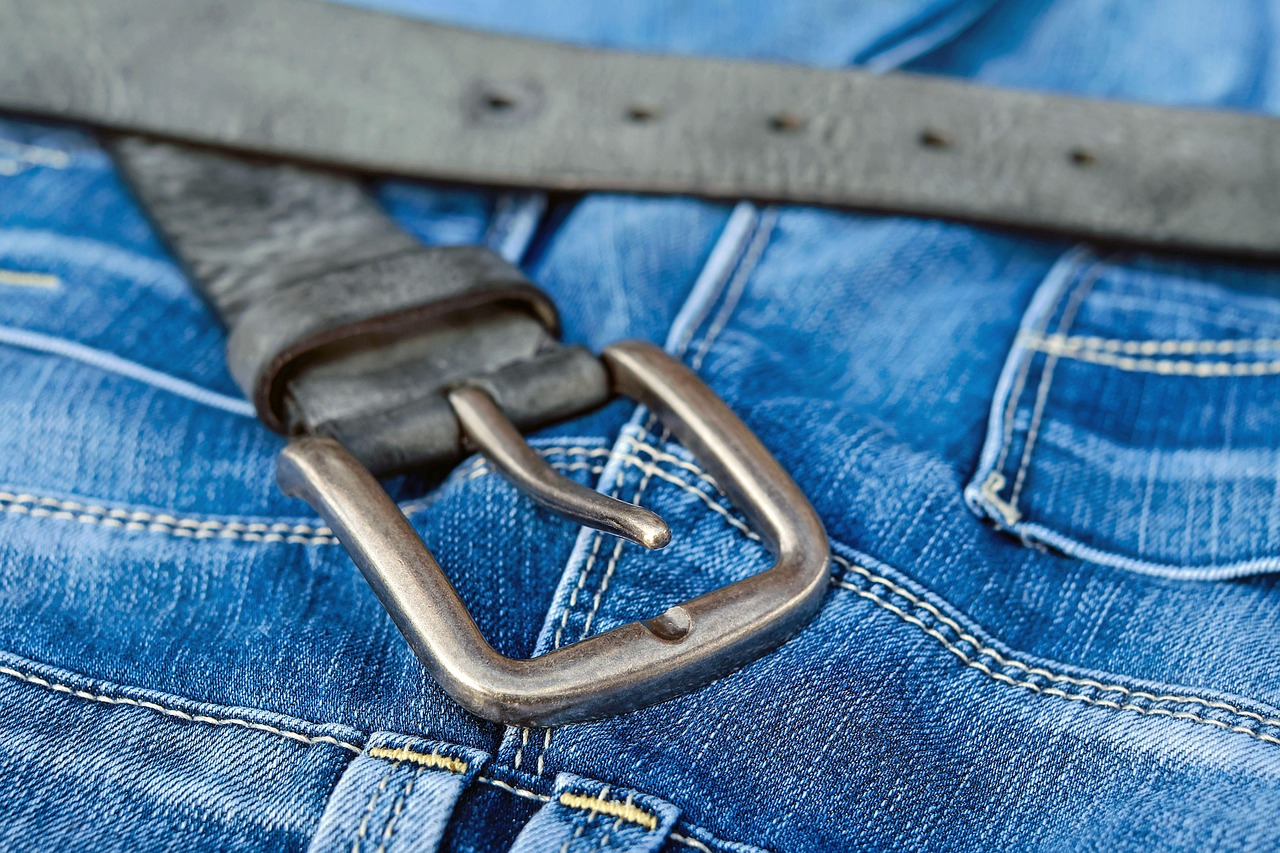 Baggy Jeans That Transform Your Silhouette (image credits: pixabay)