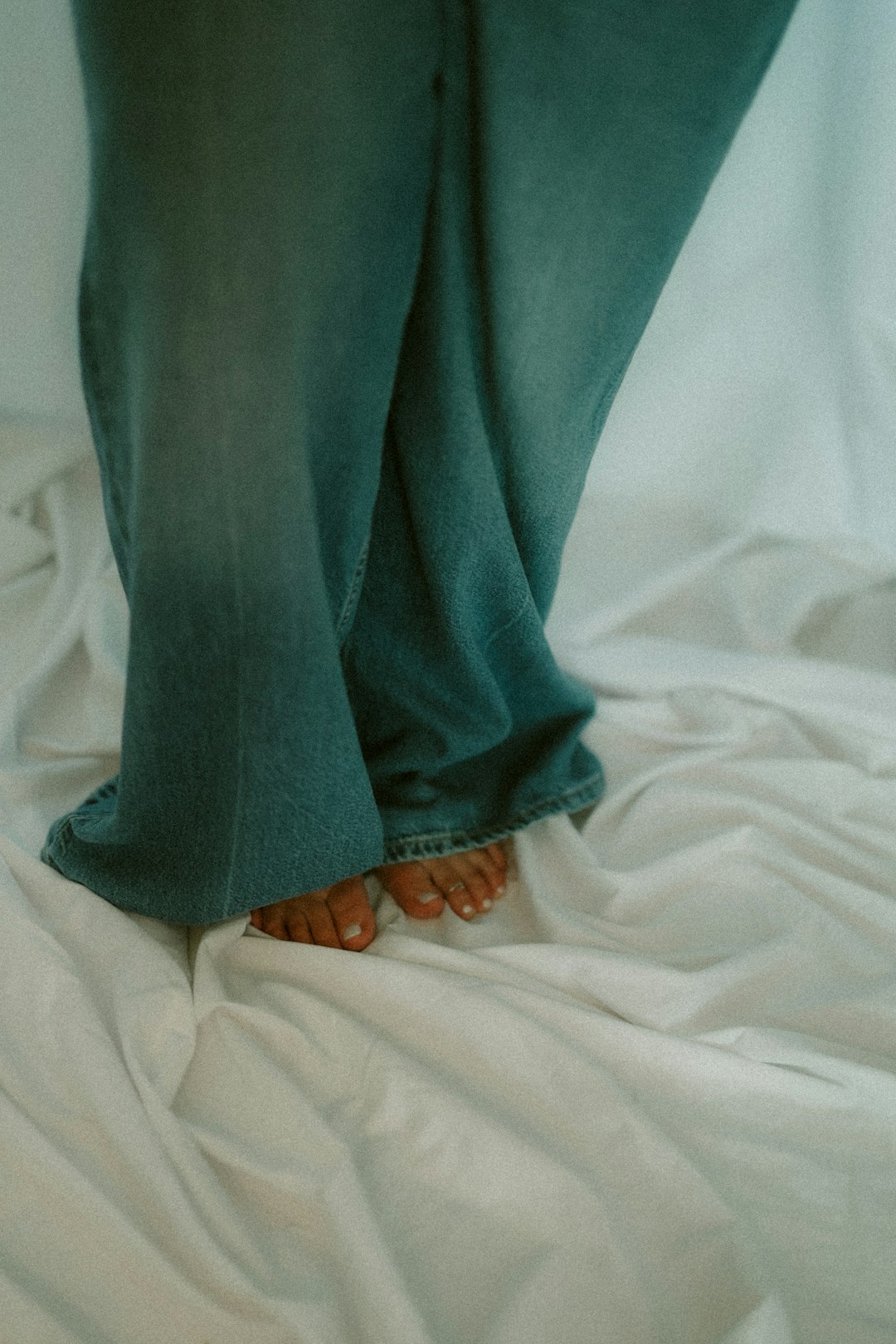 Loose Wide-Leg Pants That Overwhelm (image credits: unsplash)