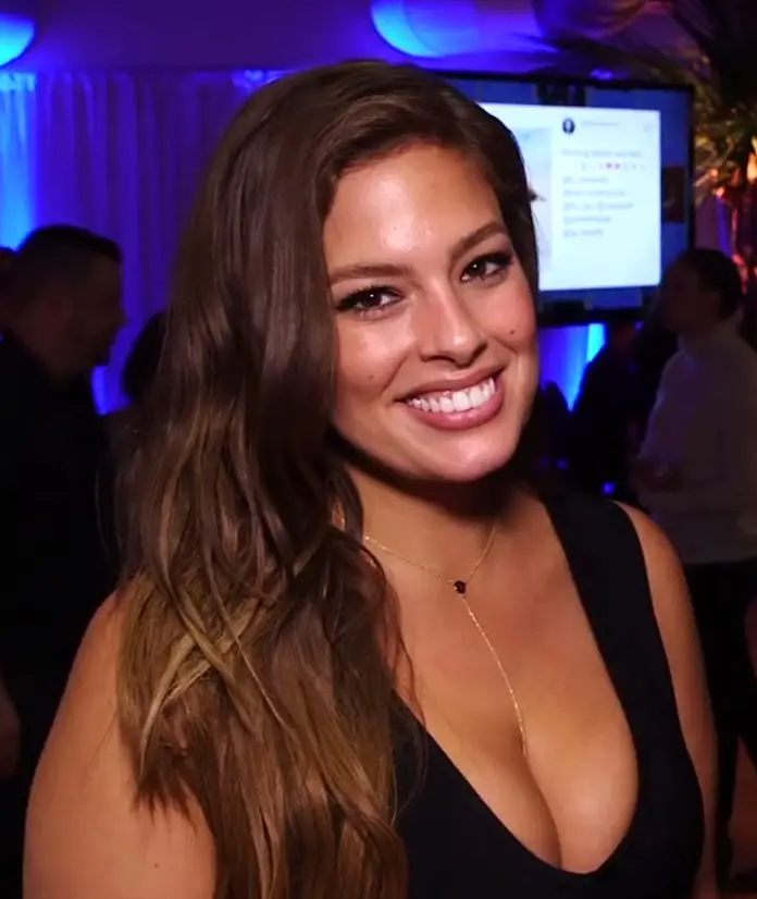 Curvy Fashion – Embracing Shapes Beyond Conformity (image credits: Ashley Graham at SI Swim City 2016 with Arthur Kade at 00:05, cropped, CC BY 3.0, https://commons.wikimedia.org/w/index.php?curid=60734676)