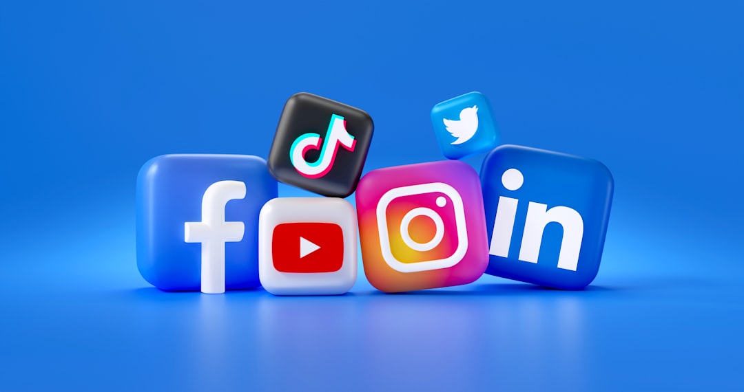 1756379428362_photo-1683721003111-070bcc053d8b لماذا أصبحت الأزياء ذات الحجم الزائد أعمالًا مليار دولار في عام 2025