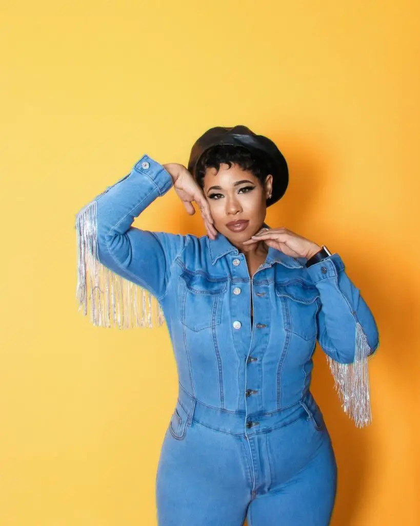 plus size fashion influencer