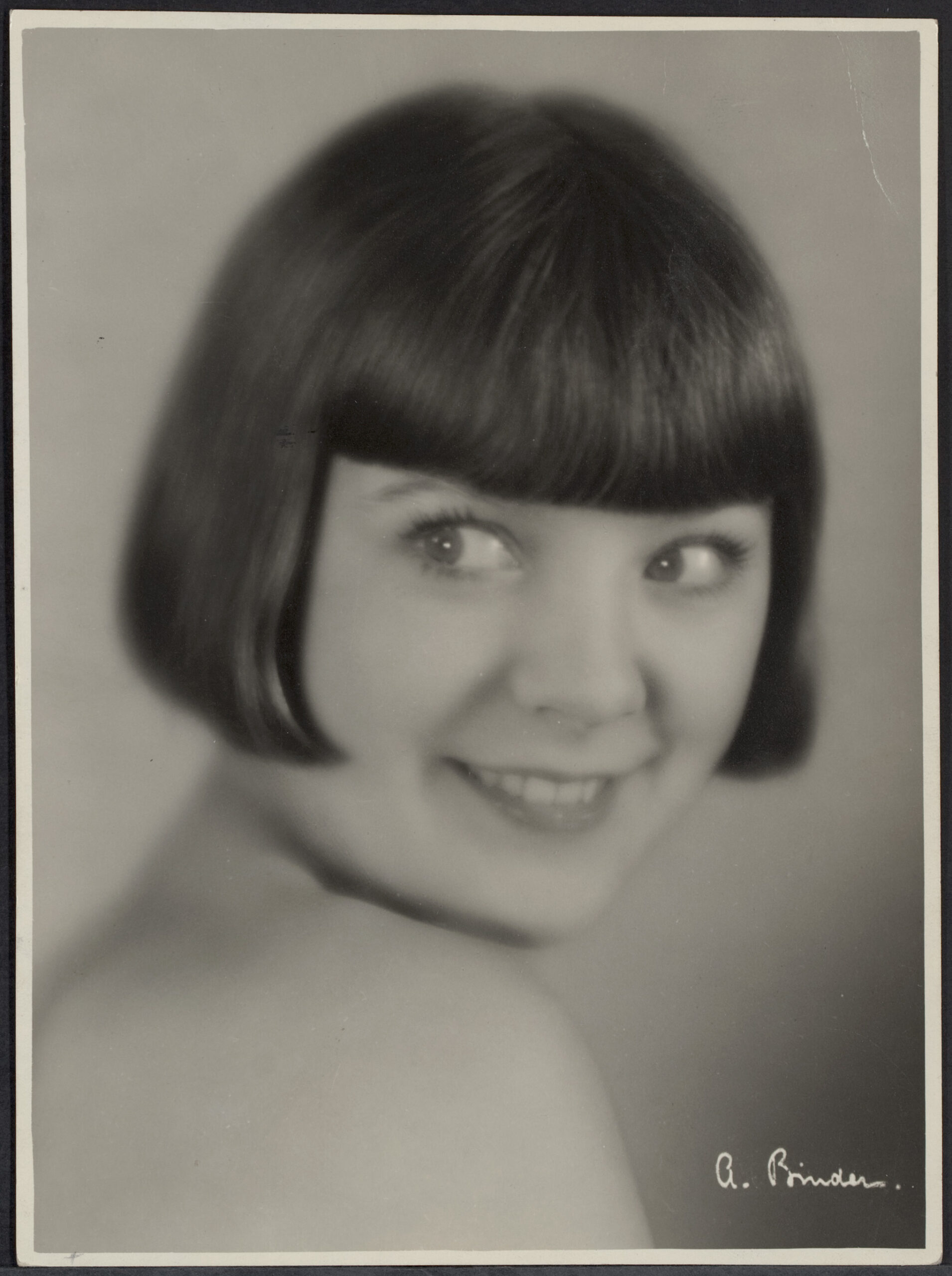 Jaw-Length Blunt Bob (Fuller Effect) (image credits: Eye Filmmuseum, Public domain, https://commons.wikimedia.org/w/index.php?curid=36973025)