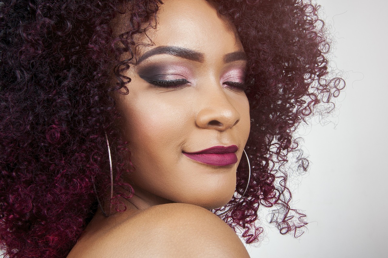 Rounded, Cheek-Height Curls With Lots of Side Volume (Fuller Effect) (image credits: pixabay)