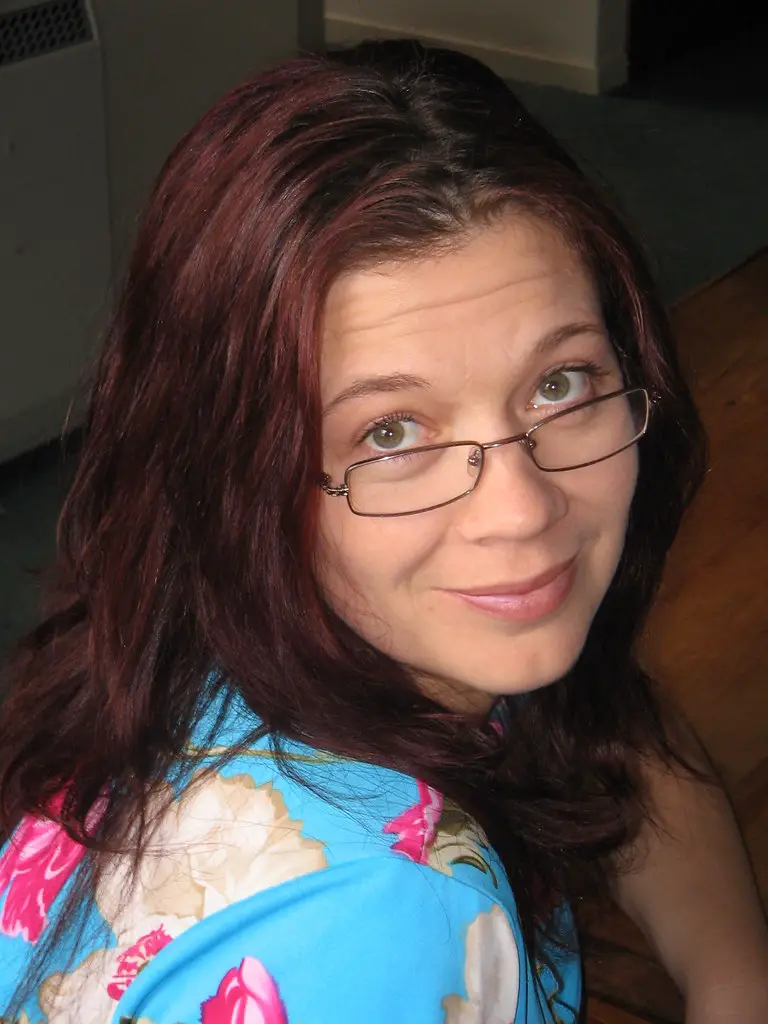 Collarbone-Grazing Lob With Texture and Subtle Root Depth (Slimming Effect) (image credits: flickr)