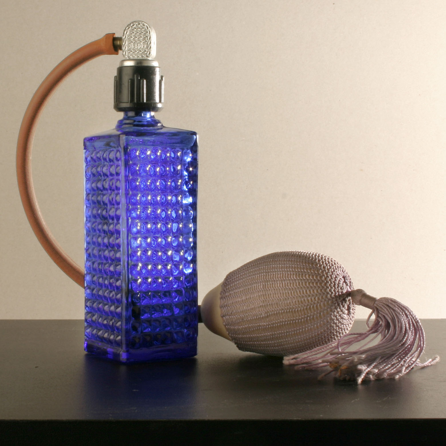 Scent That Overpowers (image credits: By Takkk, CC BY-SA 3.0, https://commons.wikimedia.org/w/index.php?curid=10043289)