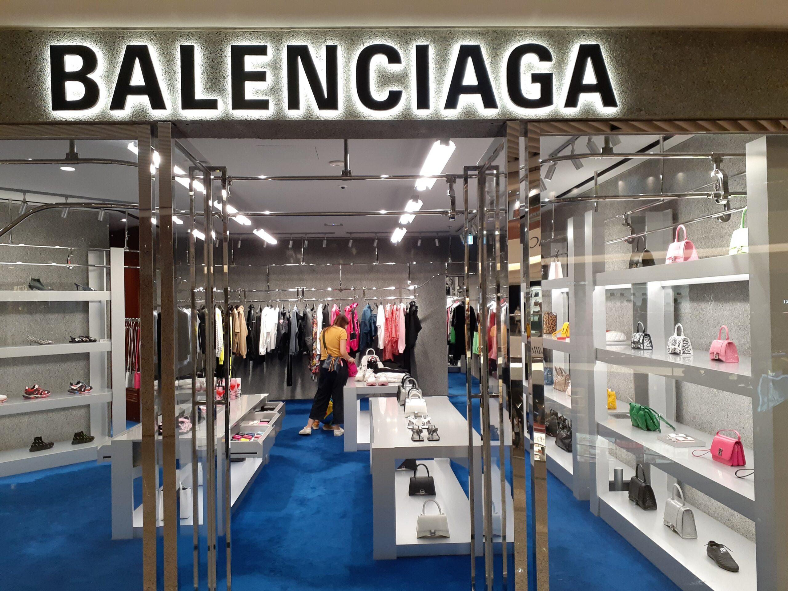 1758537744490_HK_CWB_E98A85E991BCE781A3_Causeway_Bay_E69982E4BBA3E5BBA3E5A0B4_Times_Square_mall_shop_June_2020_SS2_36-scaled عندما يكون الفخامة الزائد حجمًا ، تتطور الموضة أخيرًا
