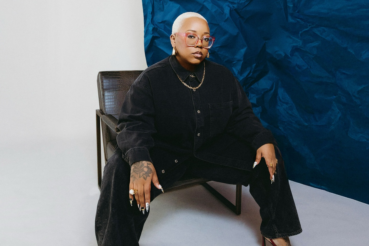 AK Brown Curvy Boss 1 e1761757115282