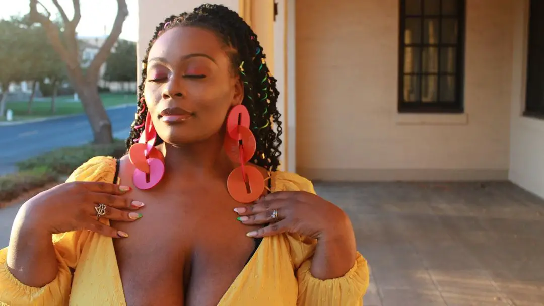 10 Confidence Hacks Every Curvy Woman Should Know