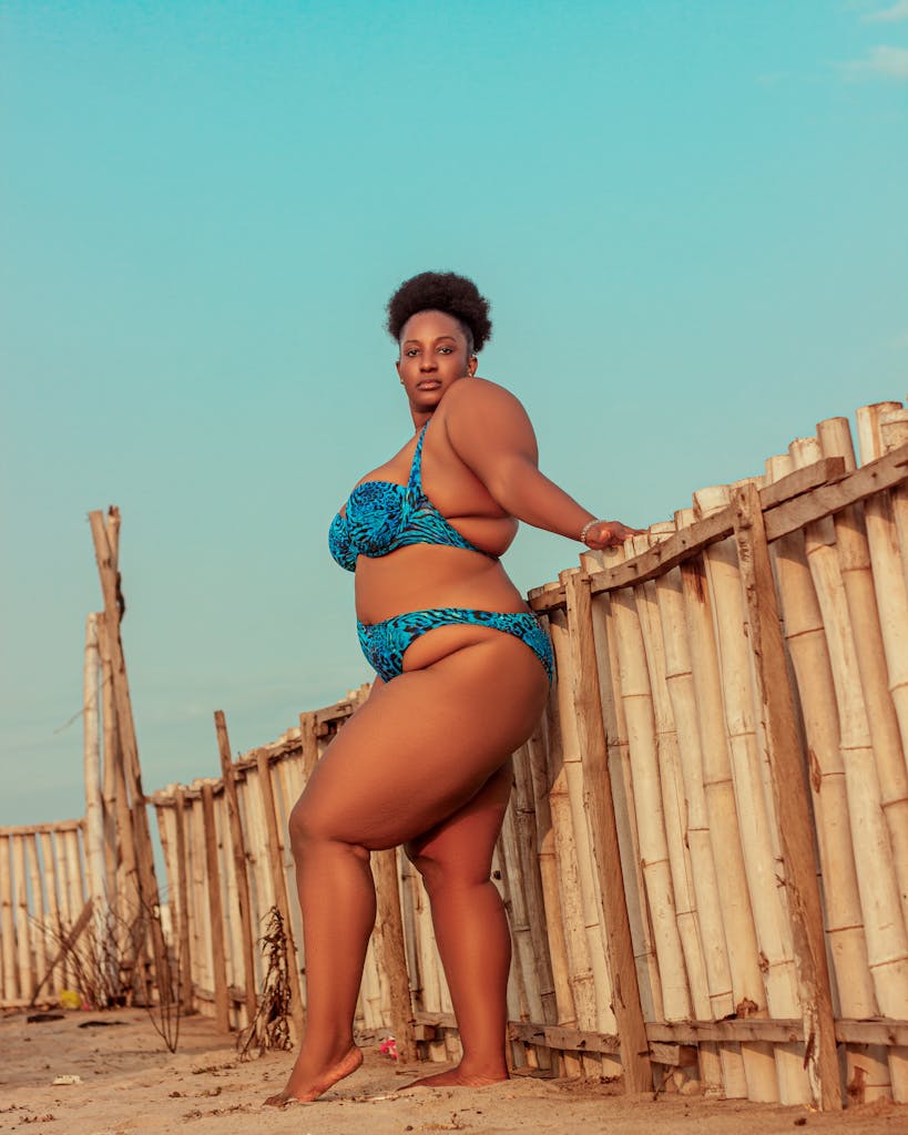 Portrait of a confident plus-size model in a bikini on a sunny beach.

5 Plus Size Swimsuit Tips That Will Change How You Shop in 2026