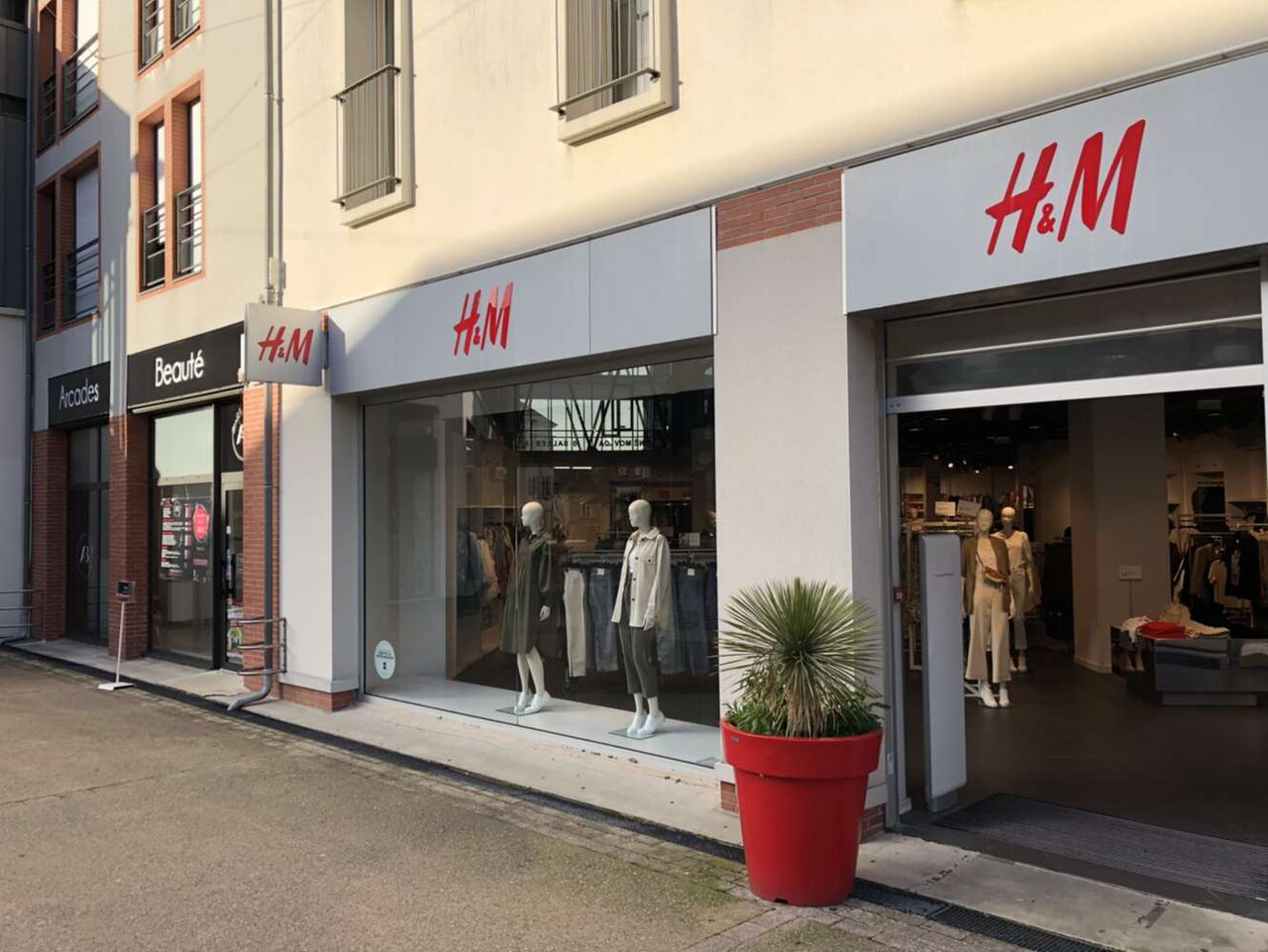 H And M
