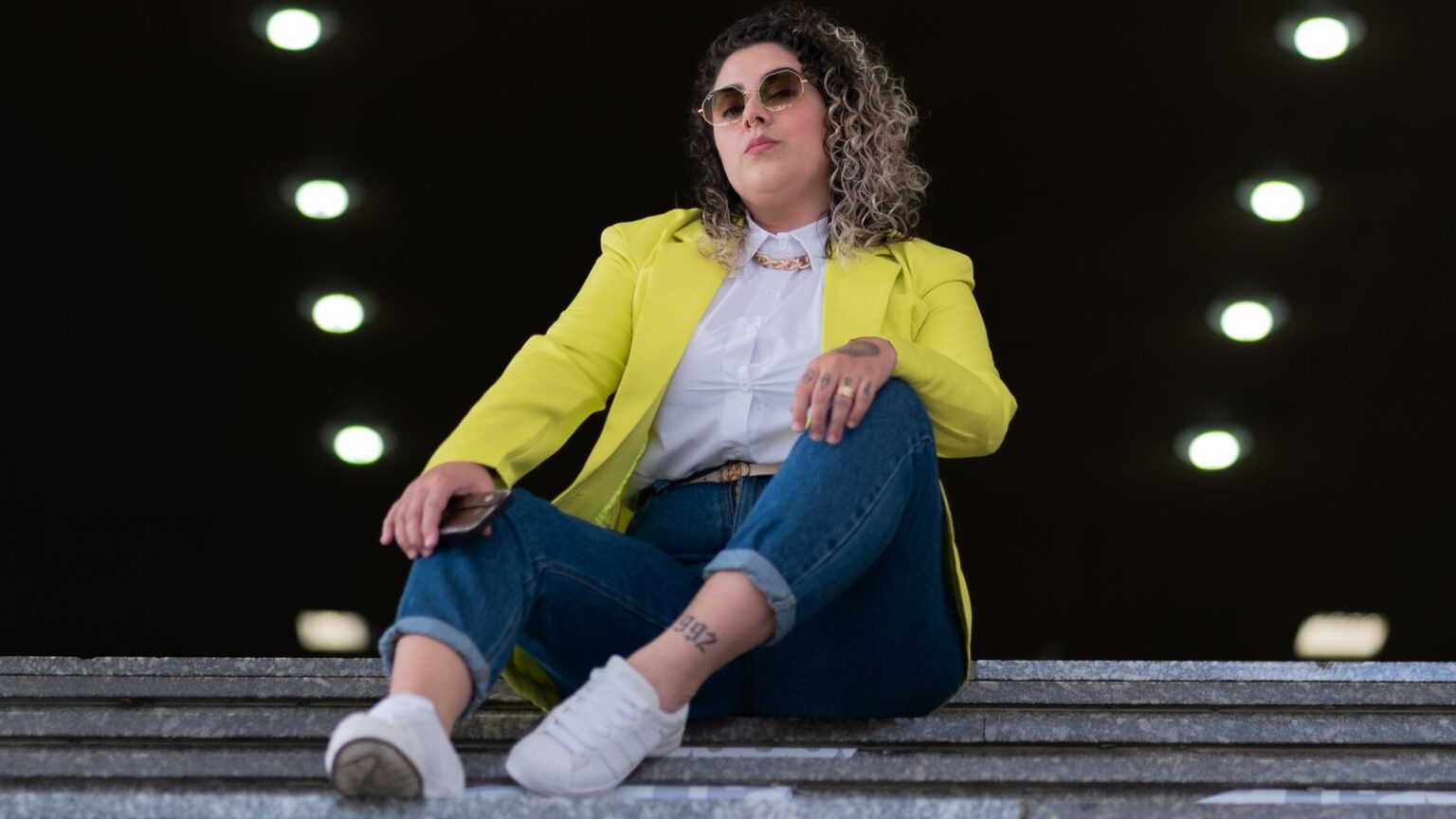Lady wearing jean and blazer tucked in