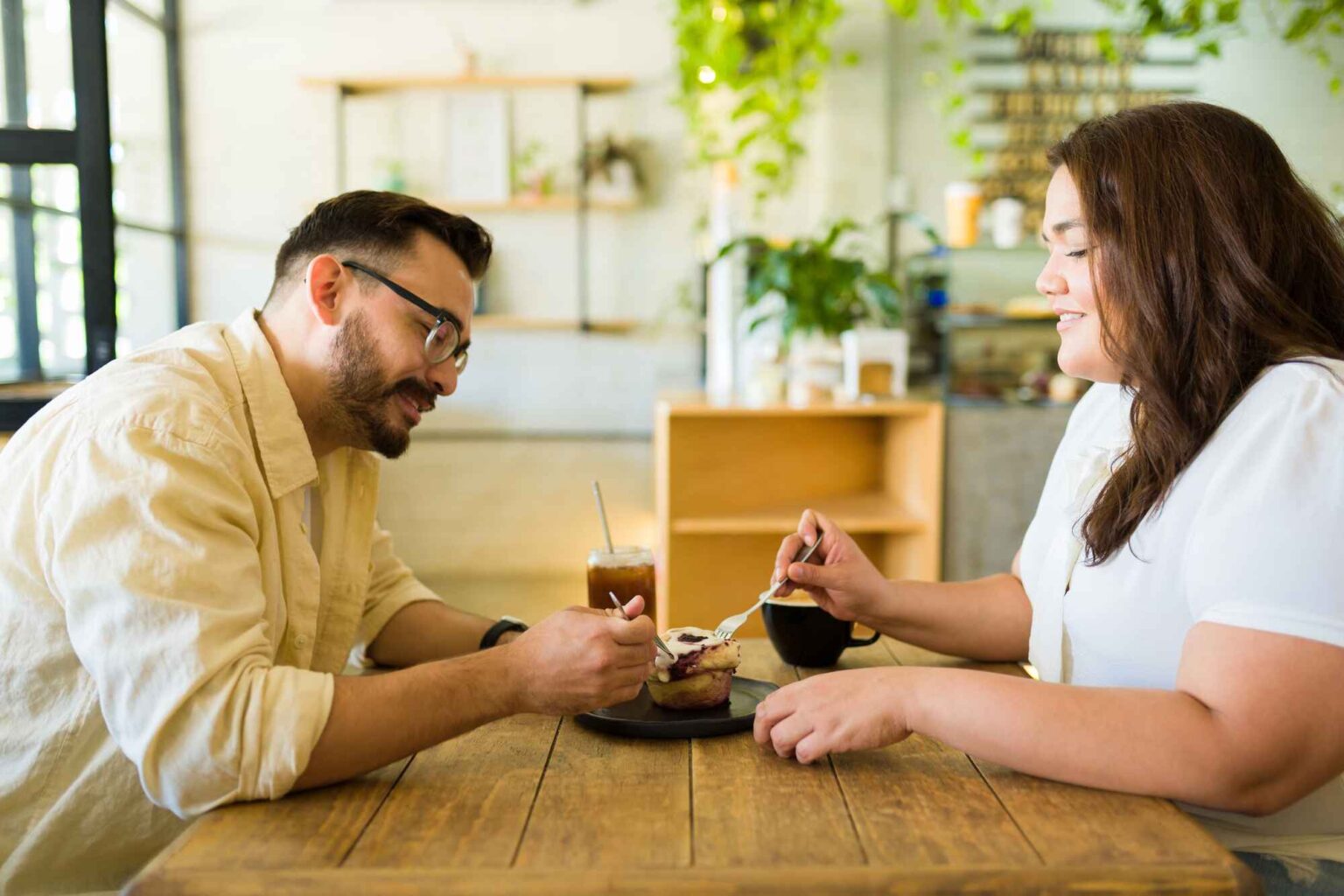 photocheerful fat couple dating eating delicious muffin dessert 620101220 1